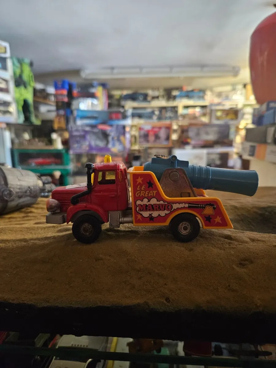 Corgi Circus Truck - Image 1