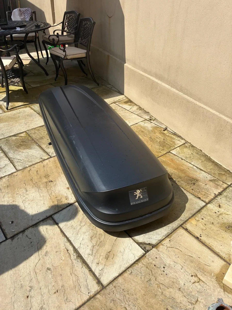 Roof box for Peugeot 5008 - Image 1