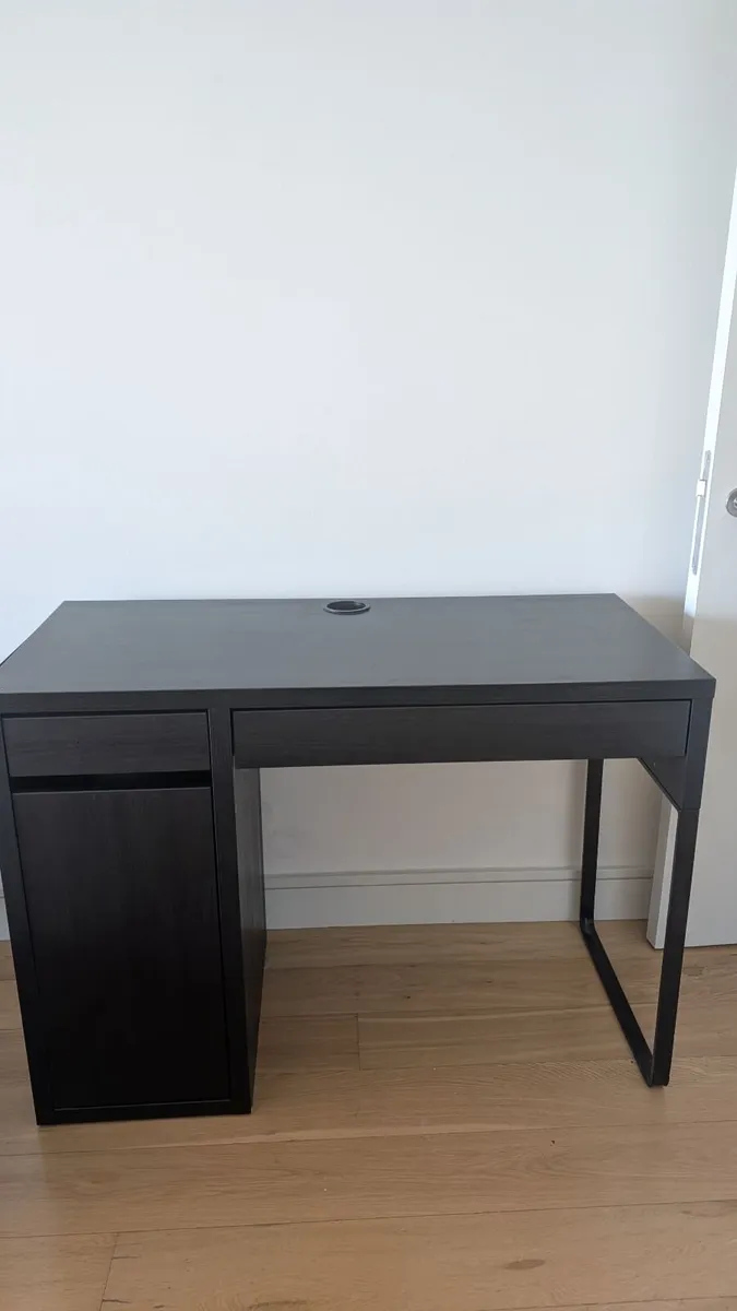 Office table for €10 - Image 1