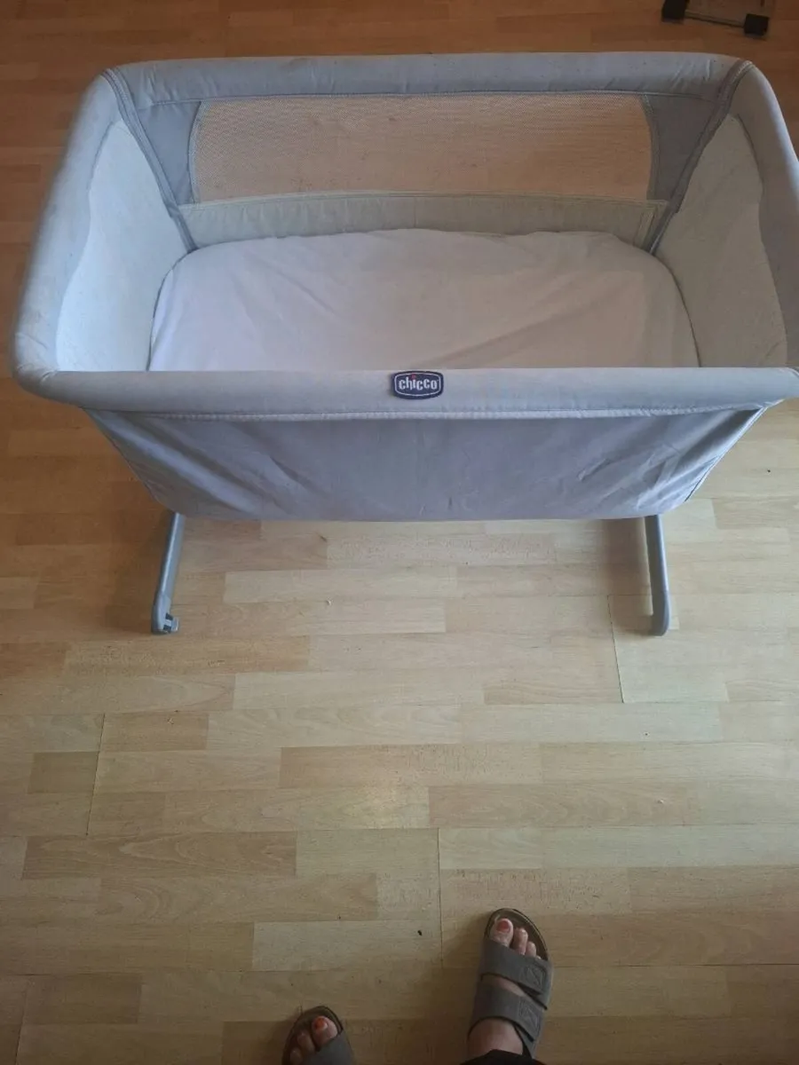 Chicco Bedside Crib with Mattress – Excelle - Image 3