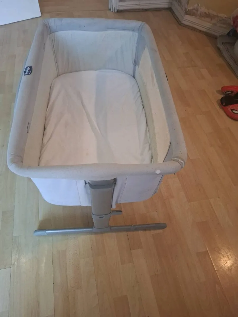 Chicco Bedside Crib with Mattress – Excelle - Image 4