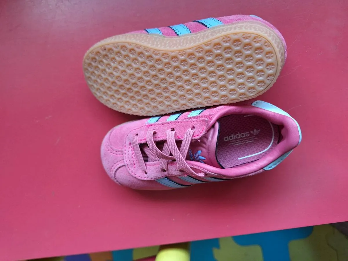 Young Girls Adidas runners - Image 1