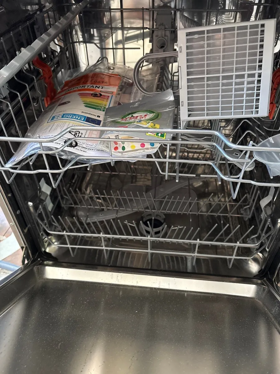 New Hotpoint lft8b019 integrated dishwasher - Image 1