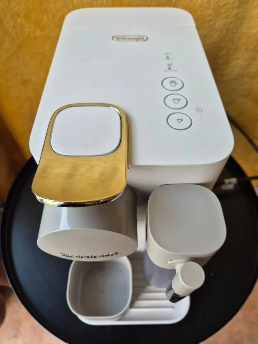 Coffee machine: DeLonghi Nespresso Lattissima One - Image 1