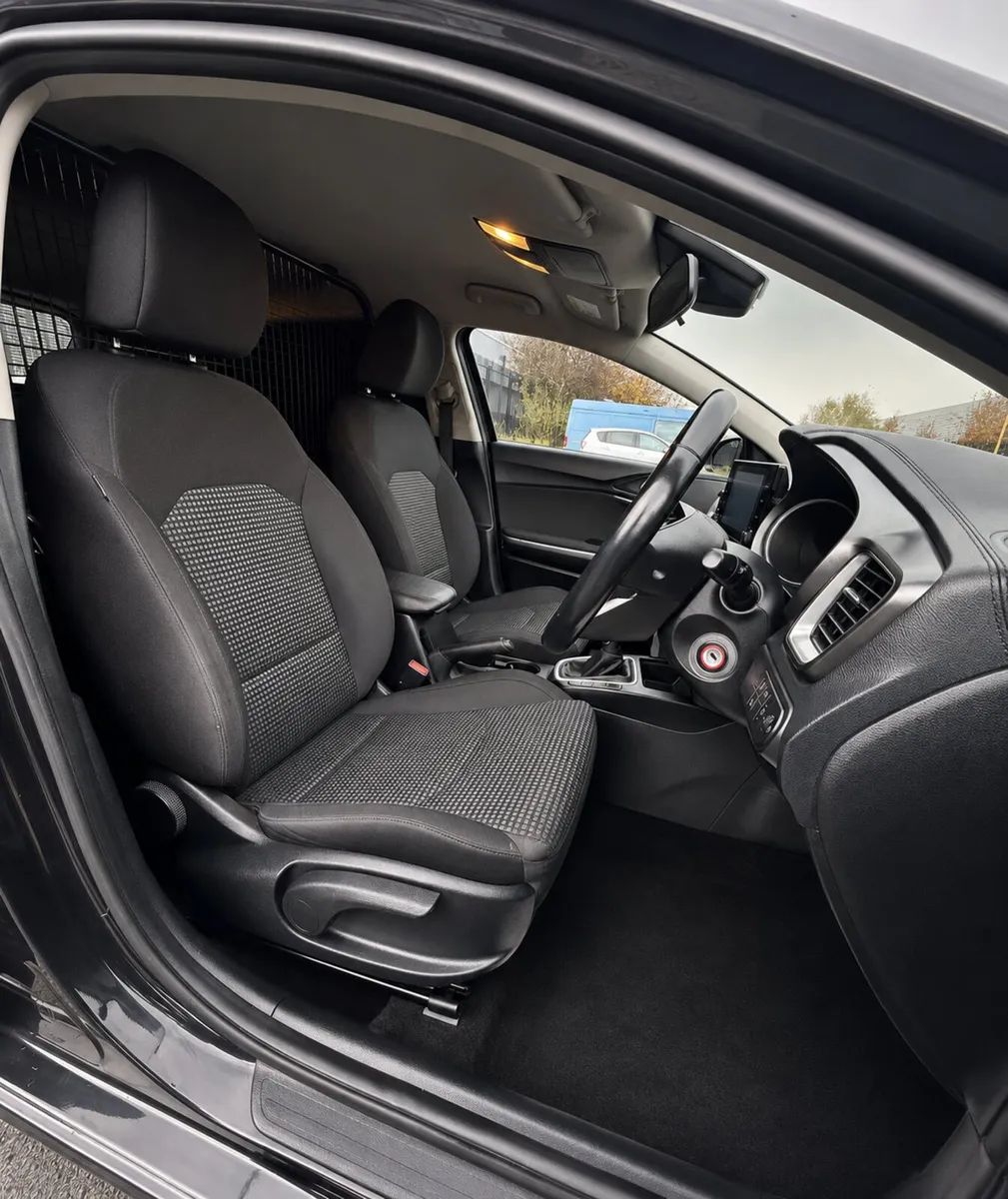 2021 Kia Ceed Commercial - Image 4