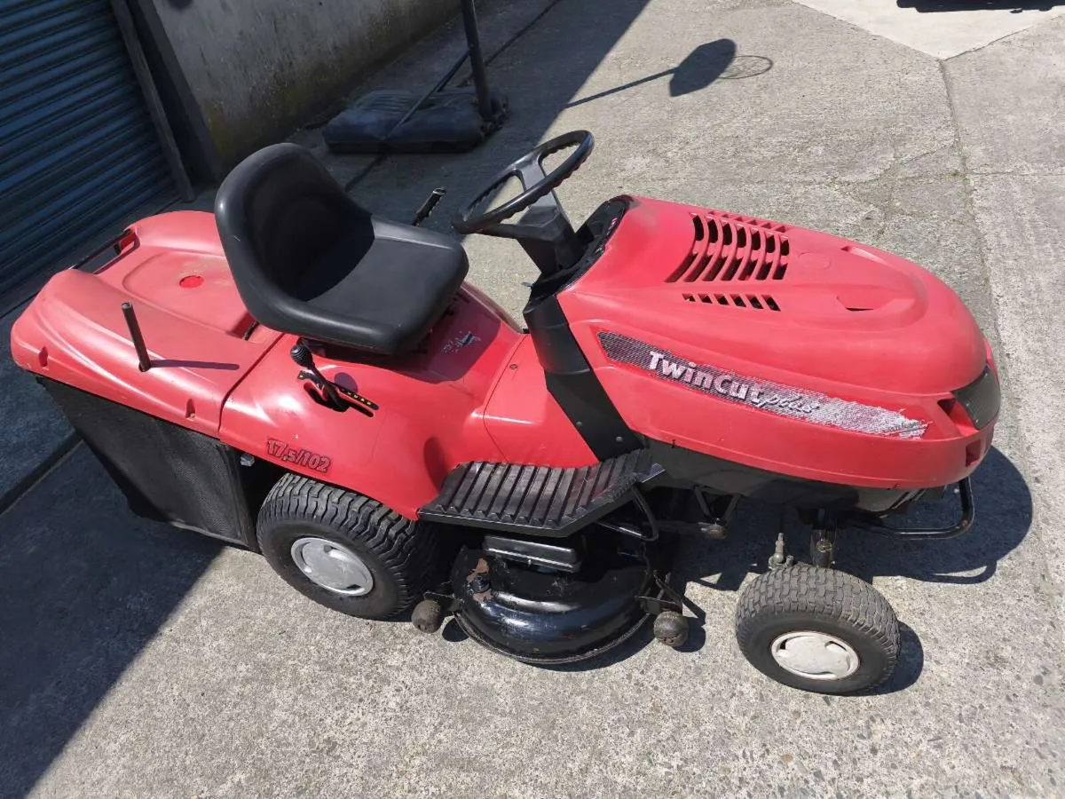 Castle garden ride on mower - Image 4