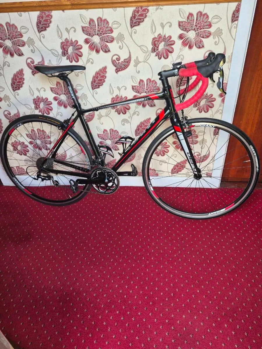 Giant Defy 1Racing bike - Image 1