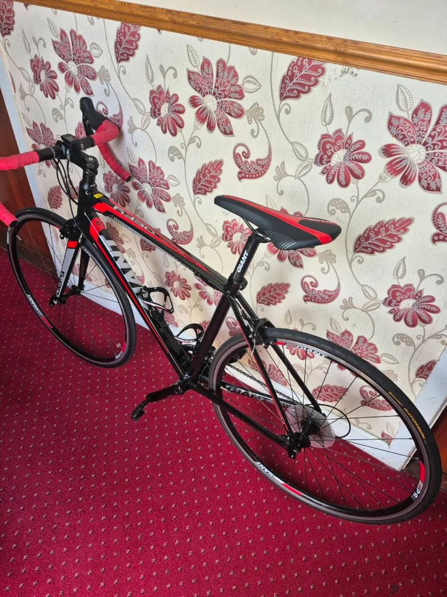 Giant Defy 1Racing bike - Image 2