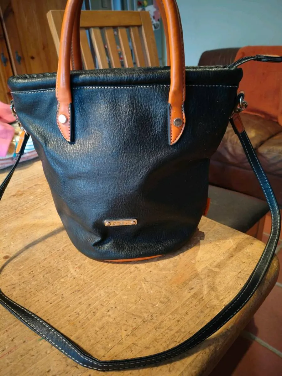 David Jones is a classic, two-tone black pebbled F - Image 1