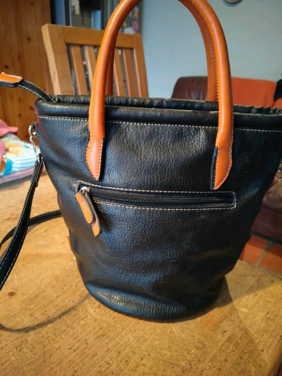 David Jones is a classic, two-tone black pebbled F - Image 4