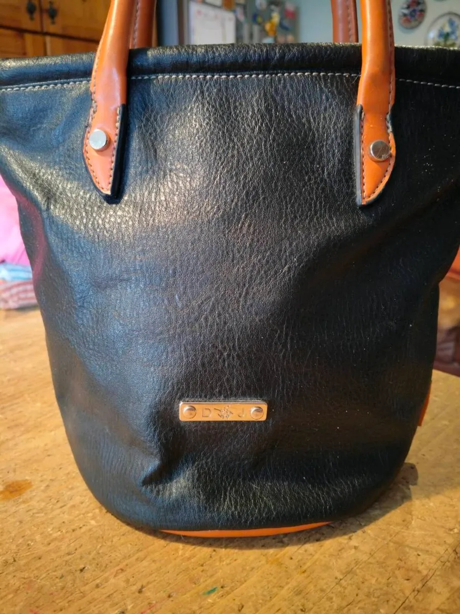David Jones is a classic, two-tone black pebbled F - Image 3
