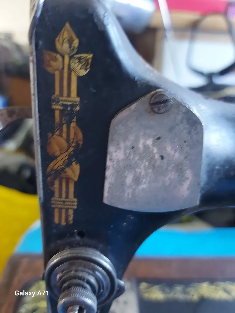 Singer Sewing Machine - Image 3