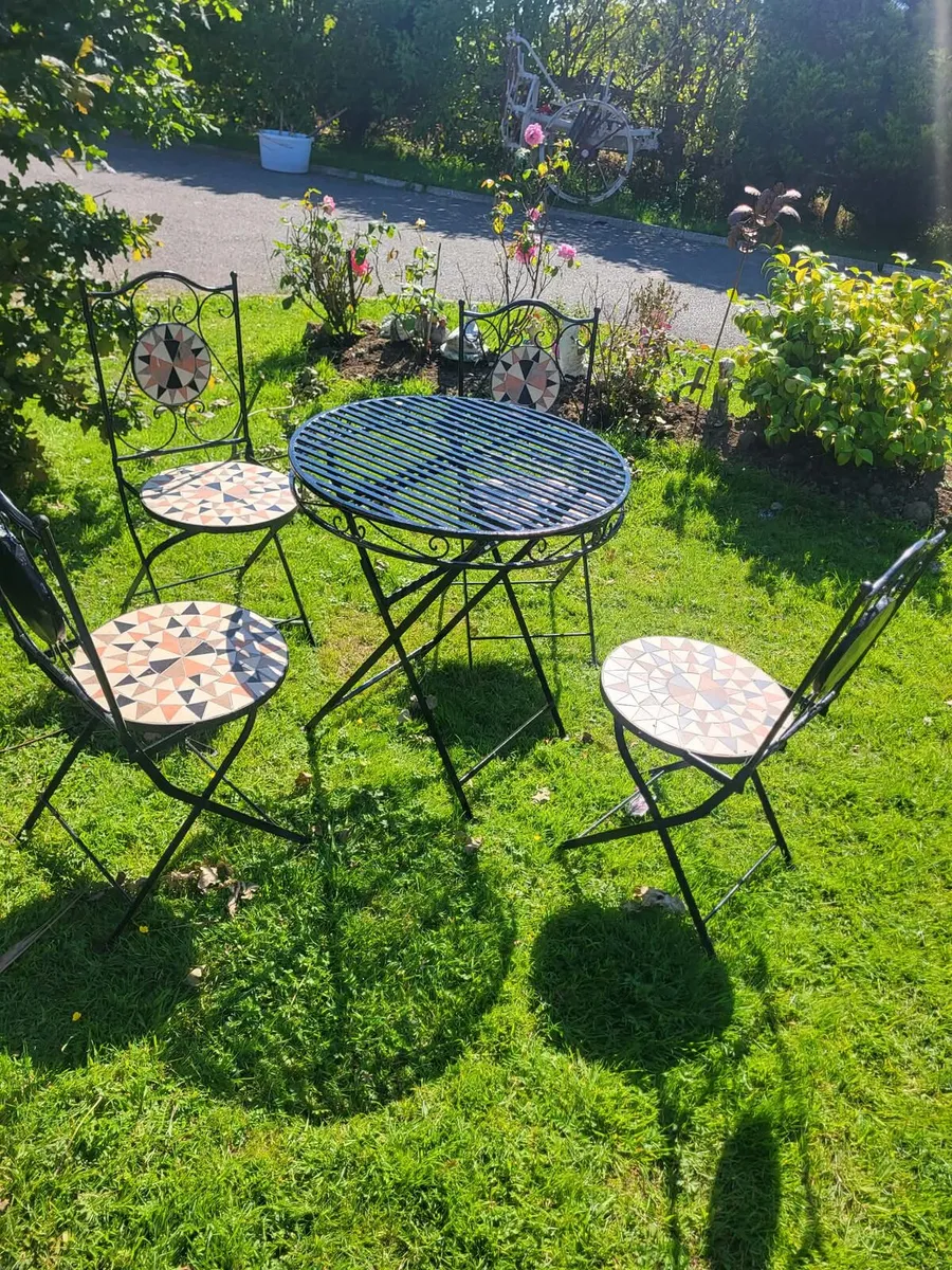Lovely folding metal table and chairs - Image 2