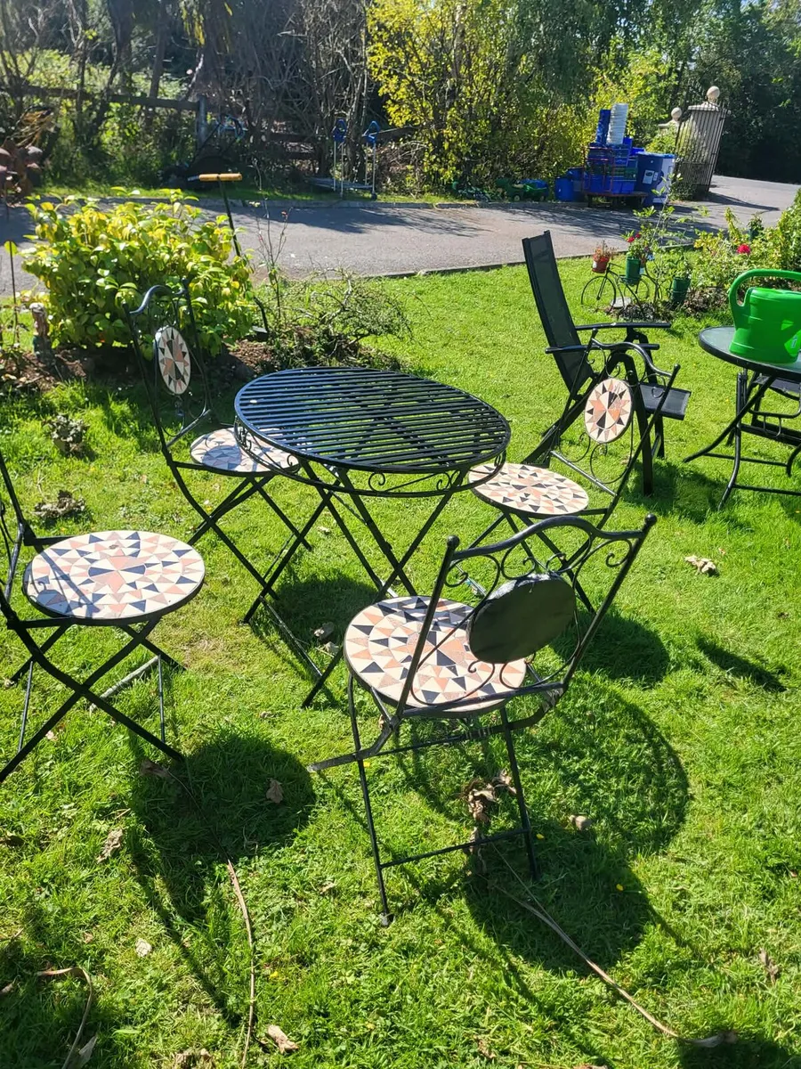 Lovely folding metal table and chairs - Image 1