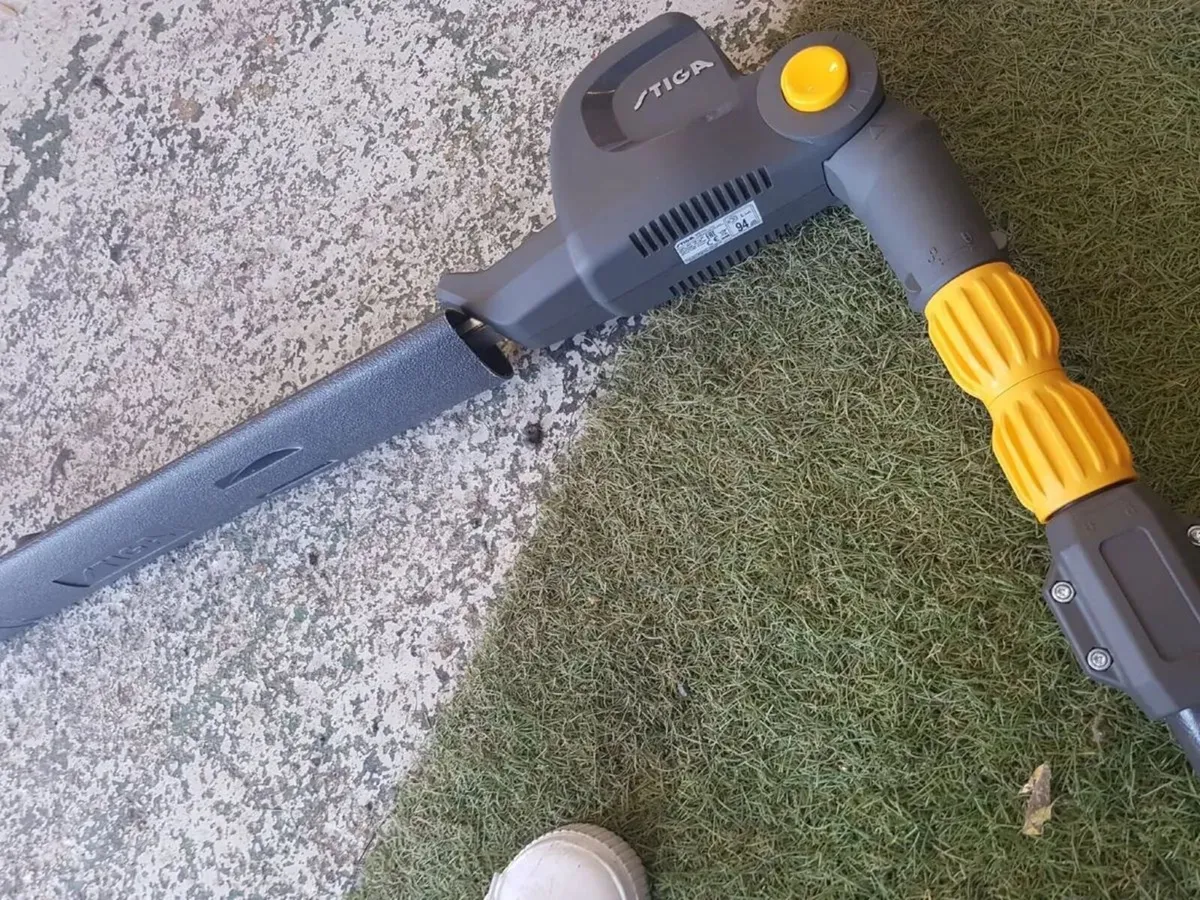 BATTERY POLE HEDGETRIMMER - FOR HIRE - Image 2