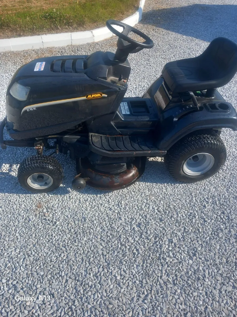 Ride on lawnmower - Image 1
