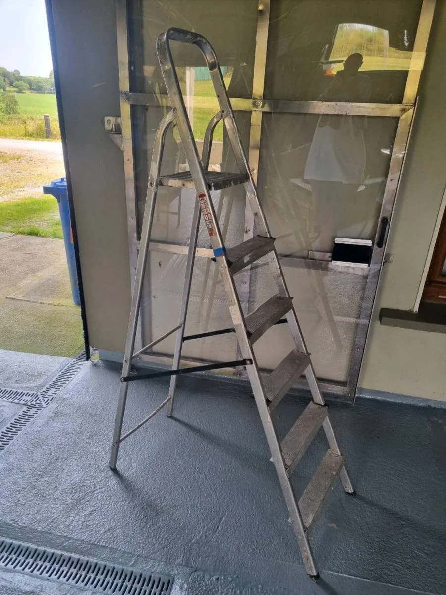 Aluminium step ladder - Image 1
