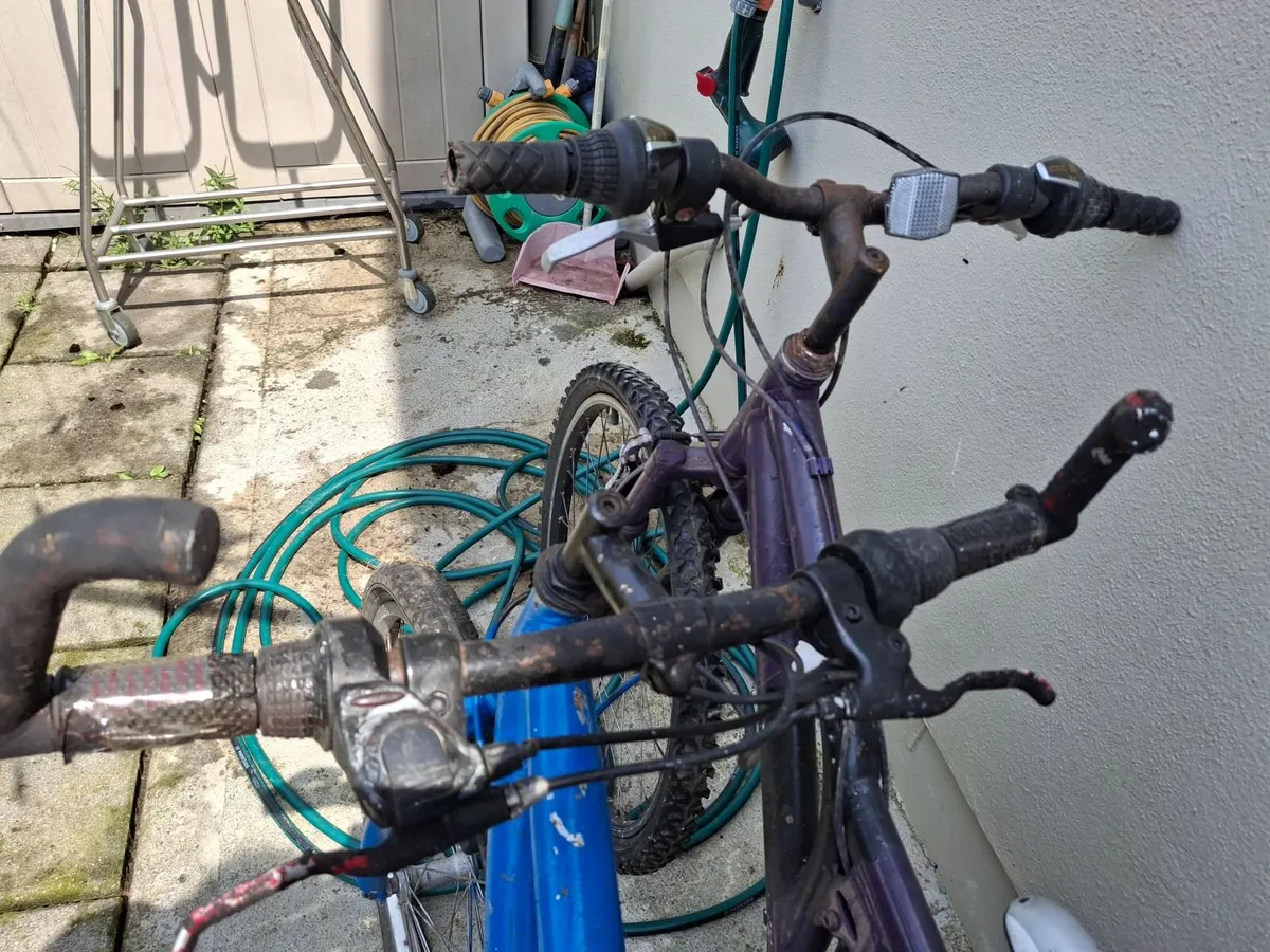 2 used bikes and 3 helmets - Image 3