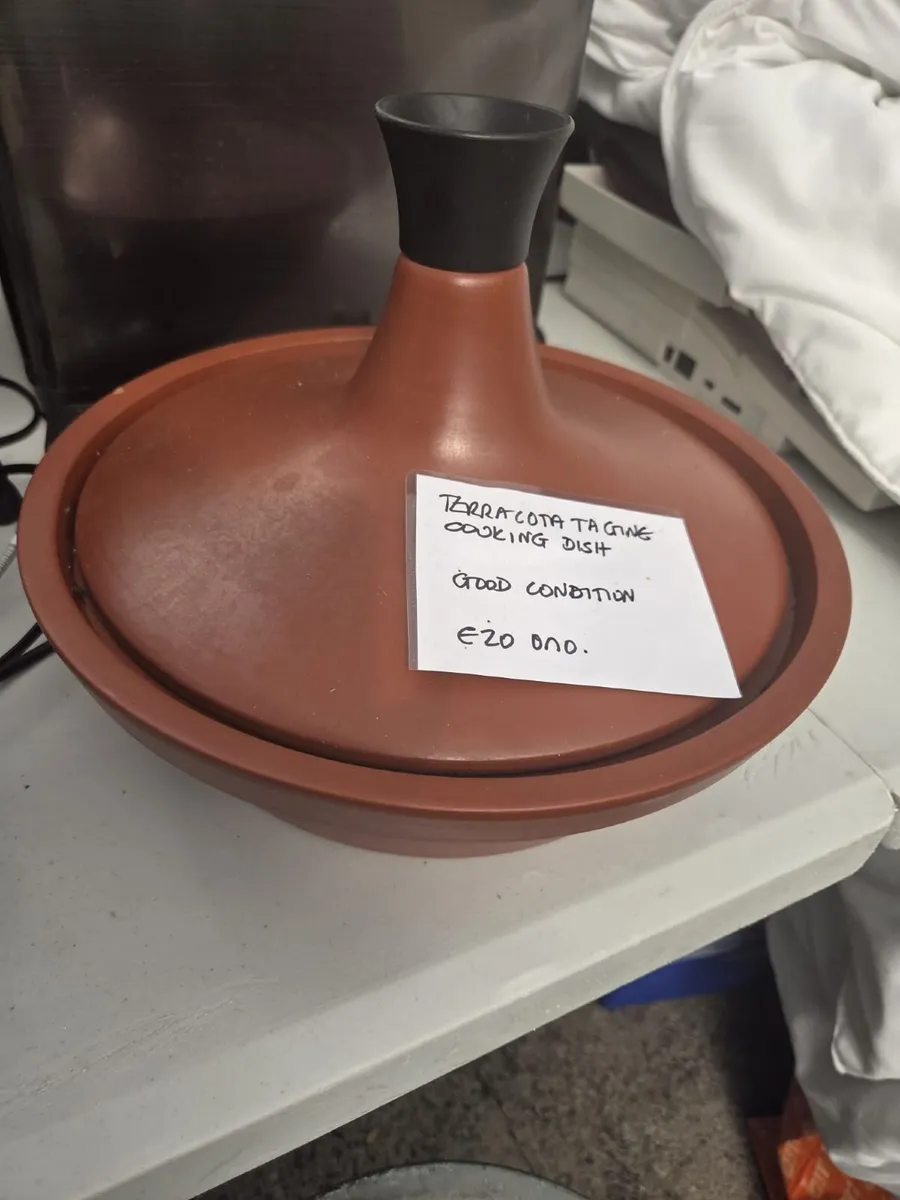 Terracotta Tagine Cooking Dish — €20 ono