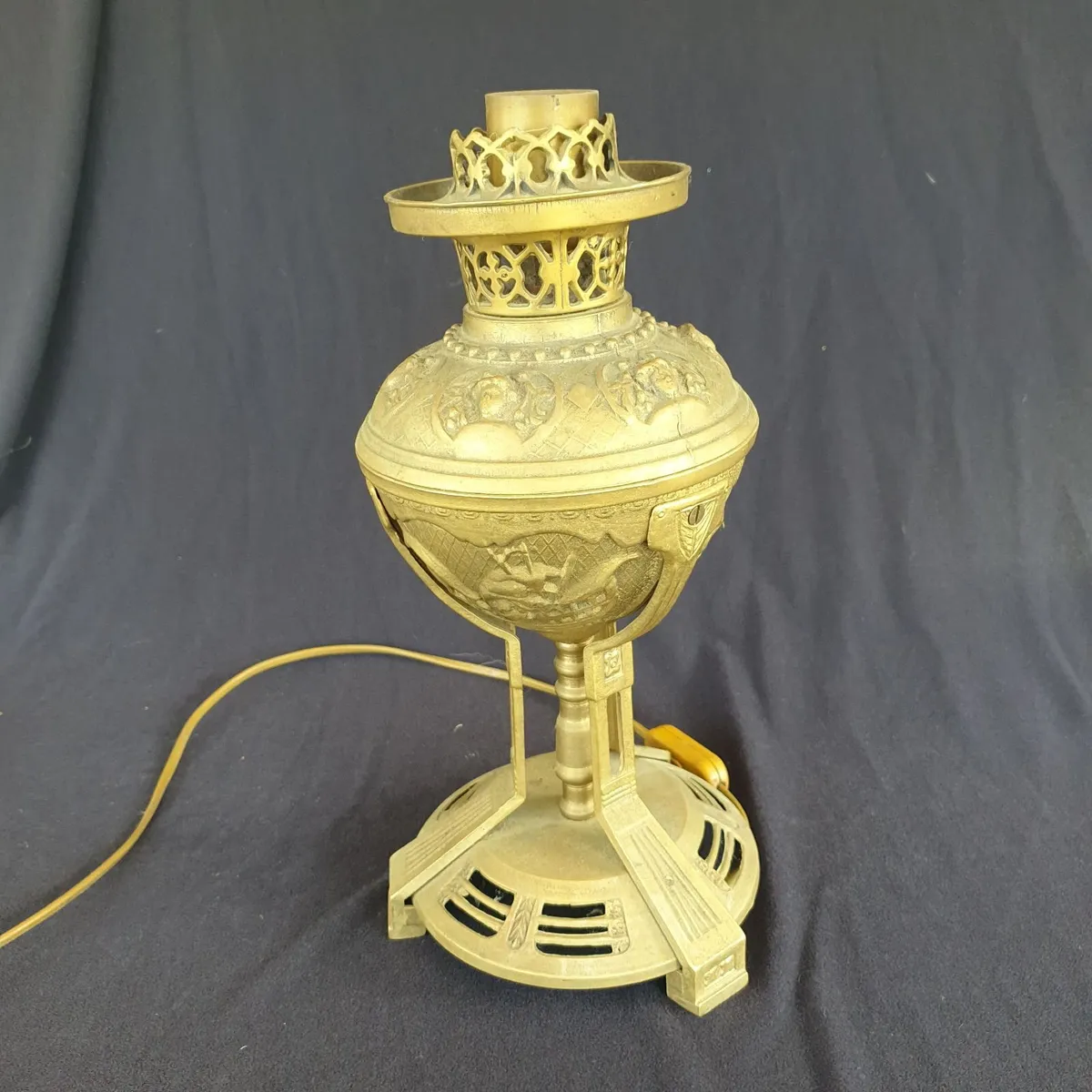 Vintage brass oil lamp converted working - Image 4