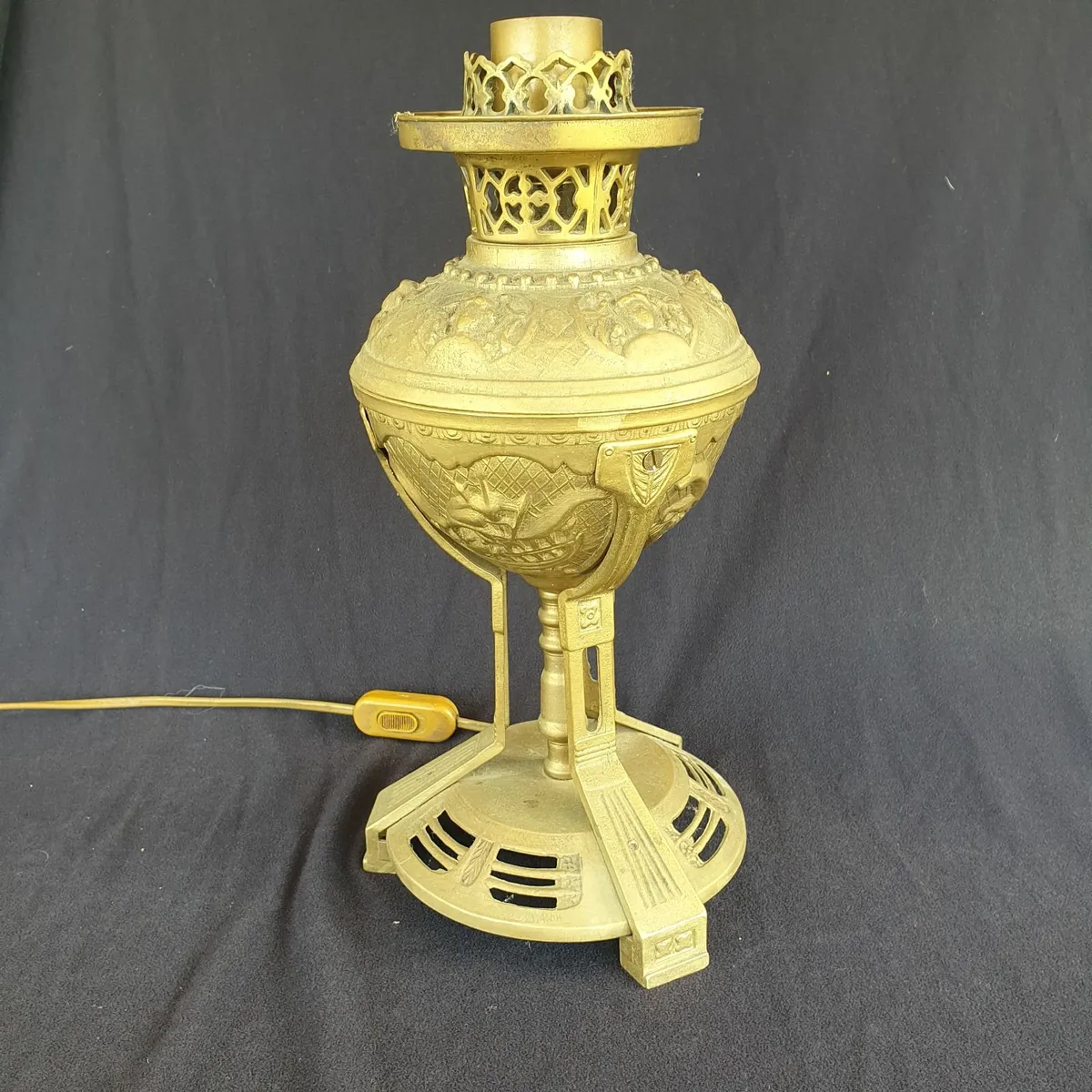 Vintage brass oil lamp converted working - Image 3
