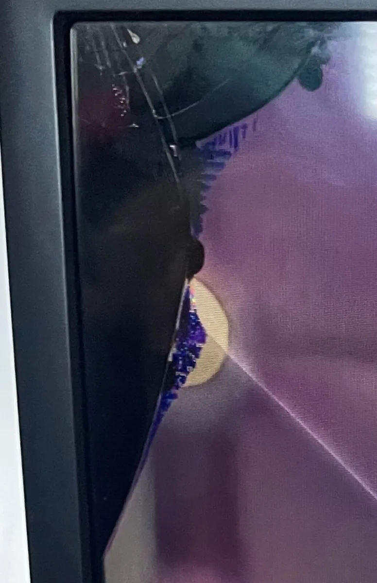 43” SAMSUNG 4K SMART TV (READ ADD) - Image 3