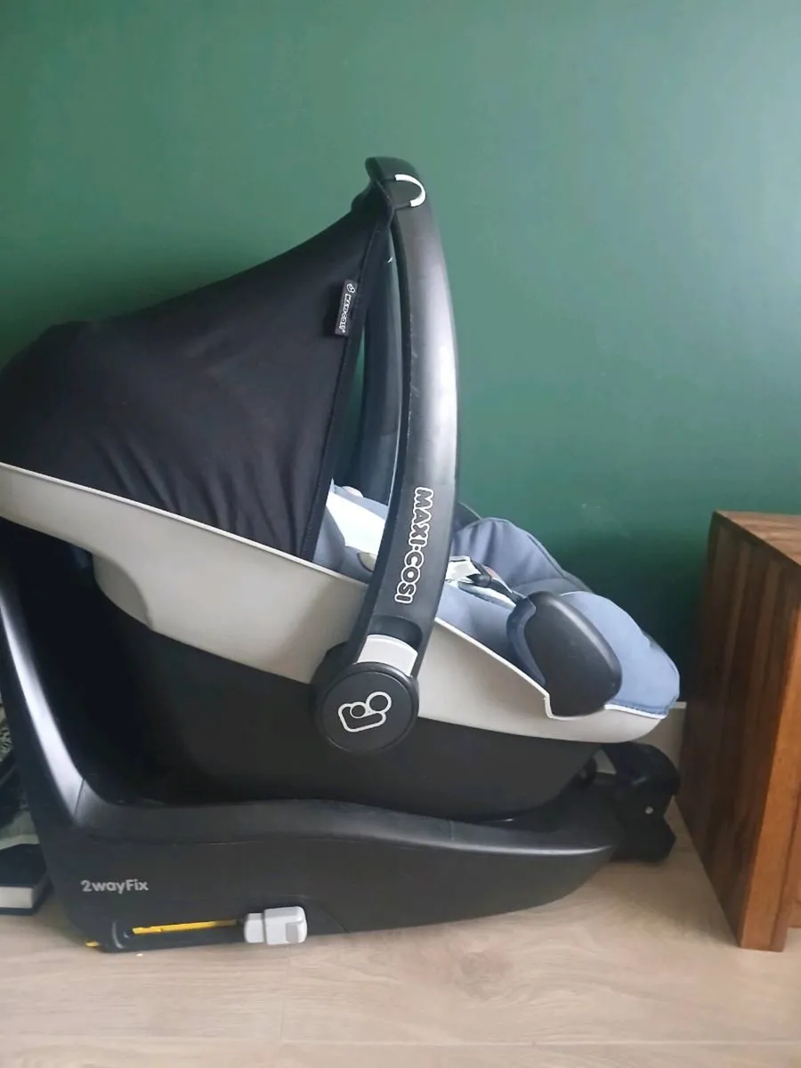 Car seat with infant insert - Image 1