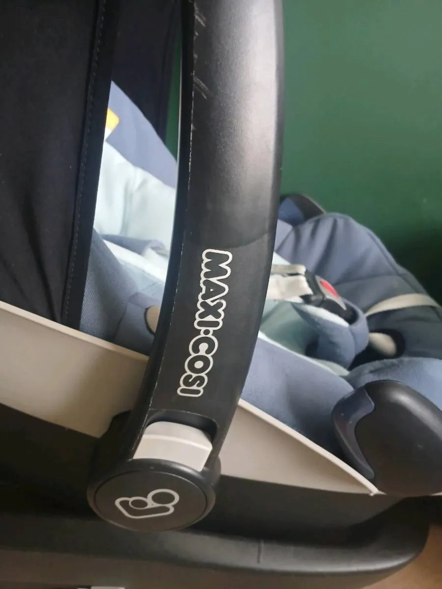 Car seat with infant insert - Image 3