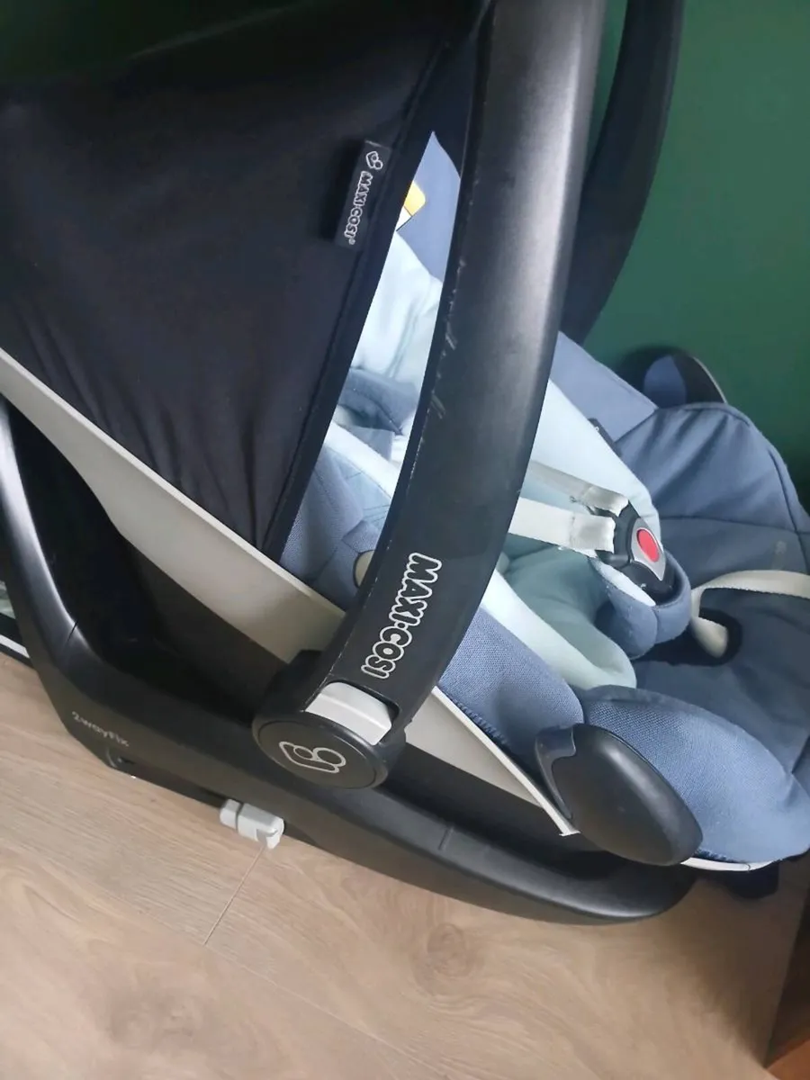 Car seat with infant insert - Image 4