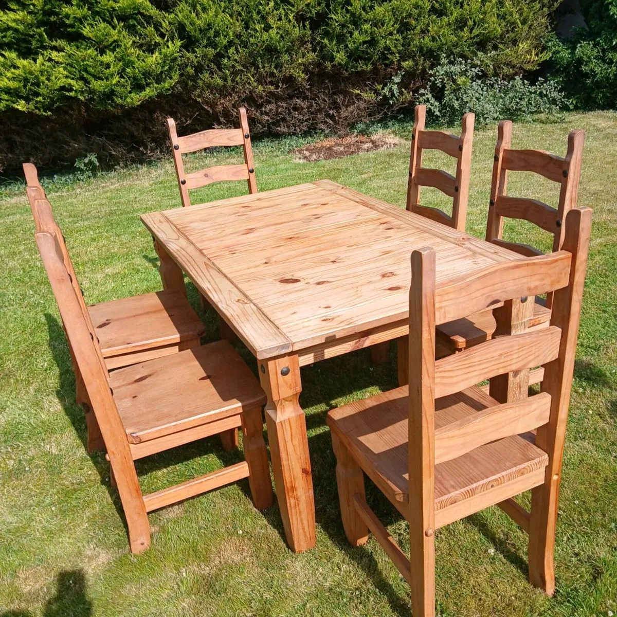 Kitchen table and chairs - Image 1