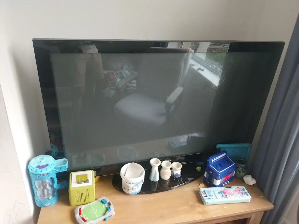 Large Samsung HD TV for sale - Image 1