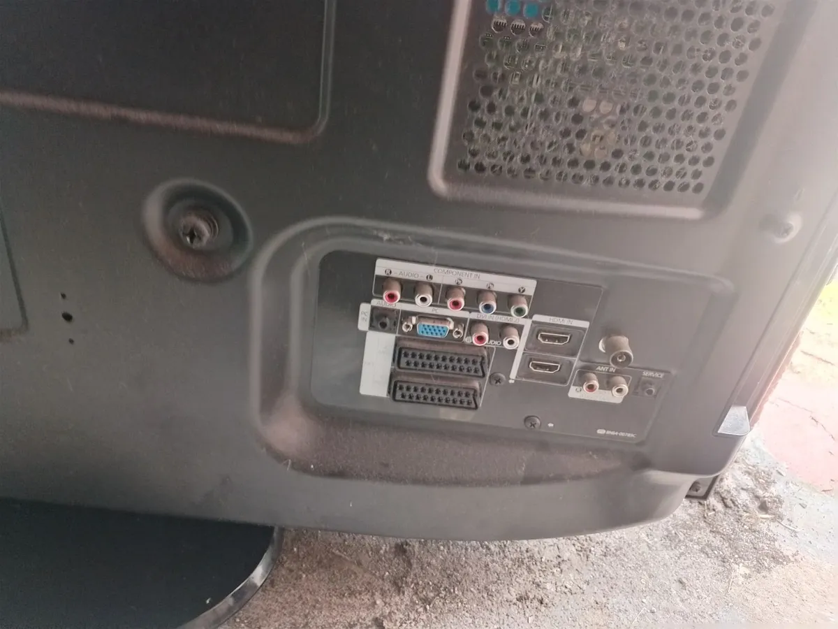Large Samsung HD TV for sale - Image 2