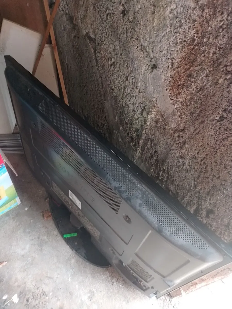 Large Samsung HD TV for sale - Image 3