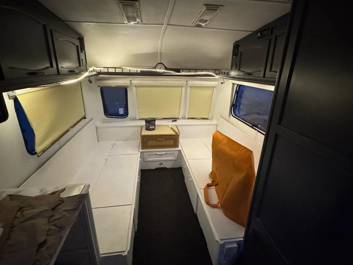 Van royal 2 Berth caravan - Image 3