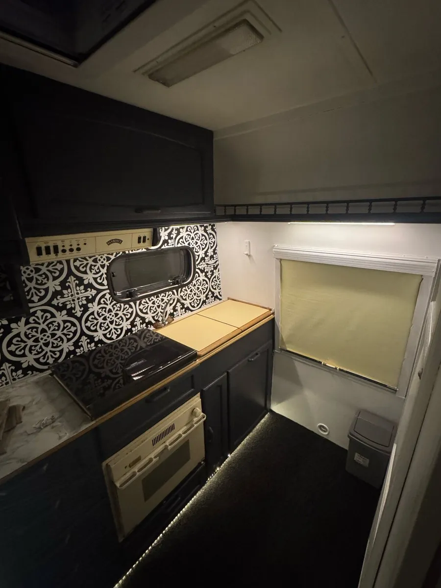 Van royal 2 Berth caravan - Image 4