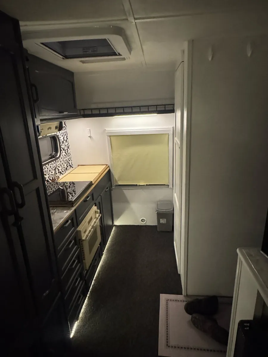 Van royal 2 Berth caravan - Image 1