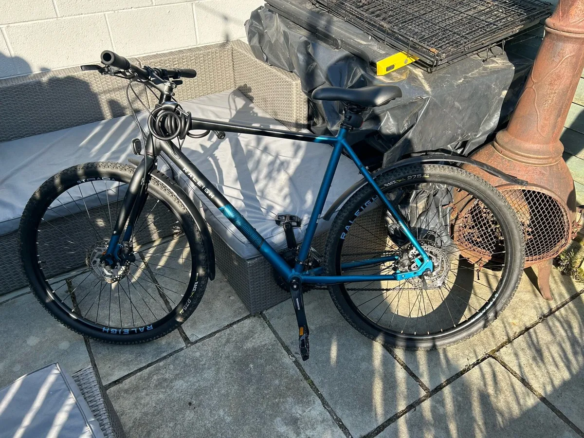 Raleigh Strada Hybrid 27.5’ Bike - Image 1