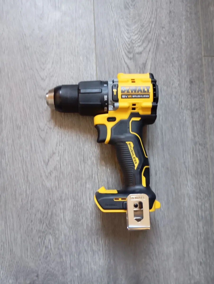 DeWalt Charger & Batteries - Image 2