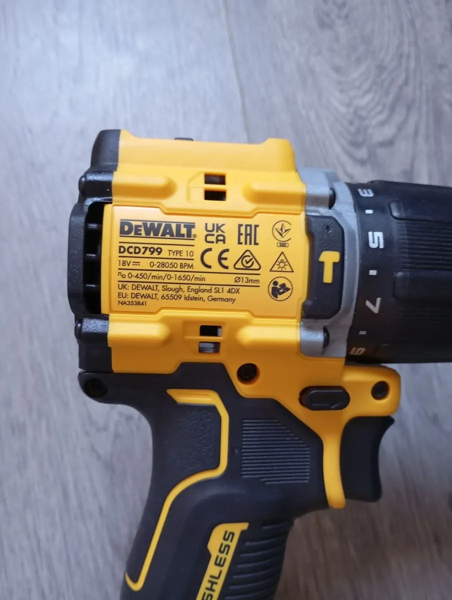 DeWalt Charger & Batteries - Image 3