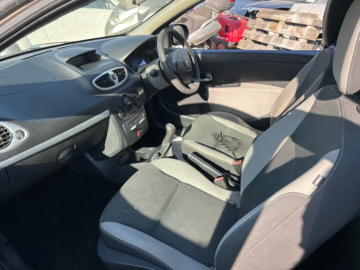 2012 Clio - Image 2