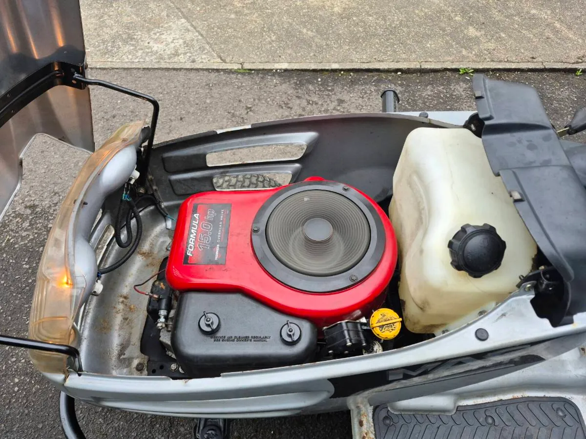 Ride on mower - Image 2