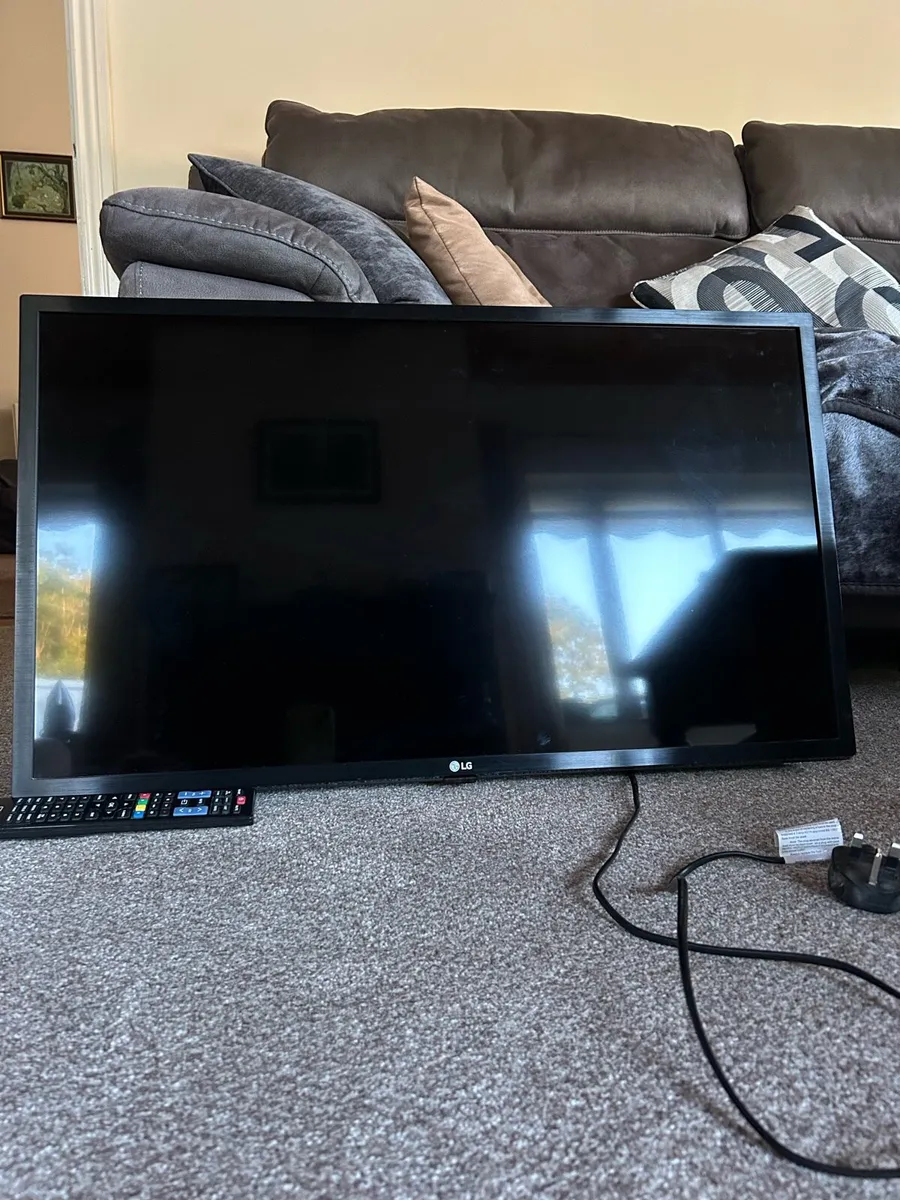 32’ LG Smart TV - Image 3