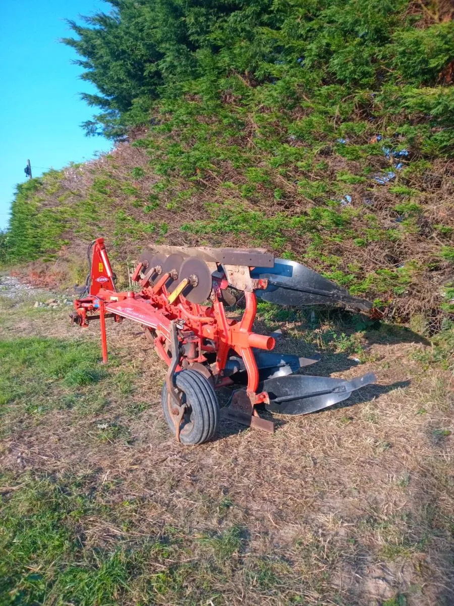 Kuhn 4 Furrow Reversible plough - Image 2
