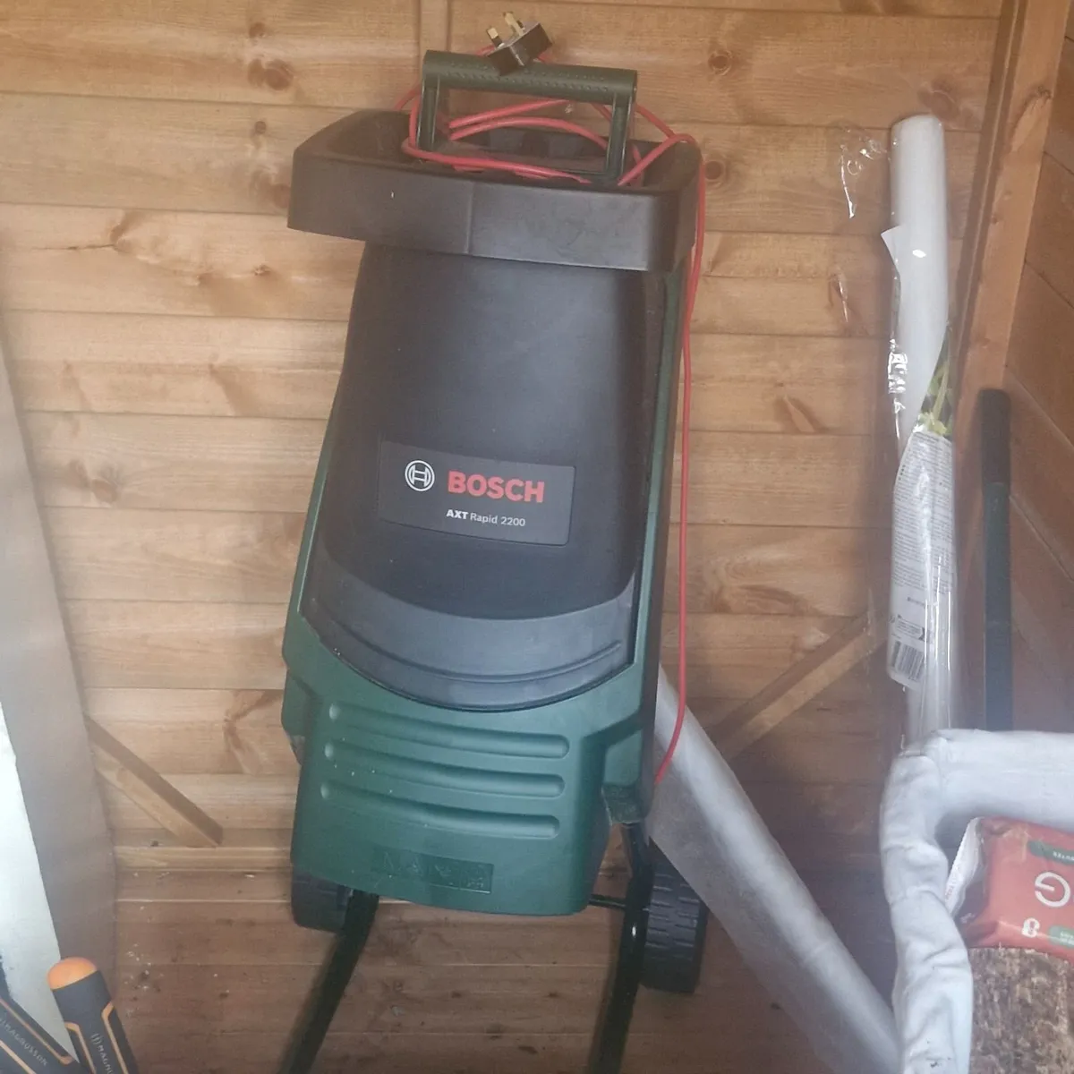 BOSCH SHREDDER axt rapid 2200 used once - Image 1