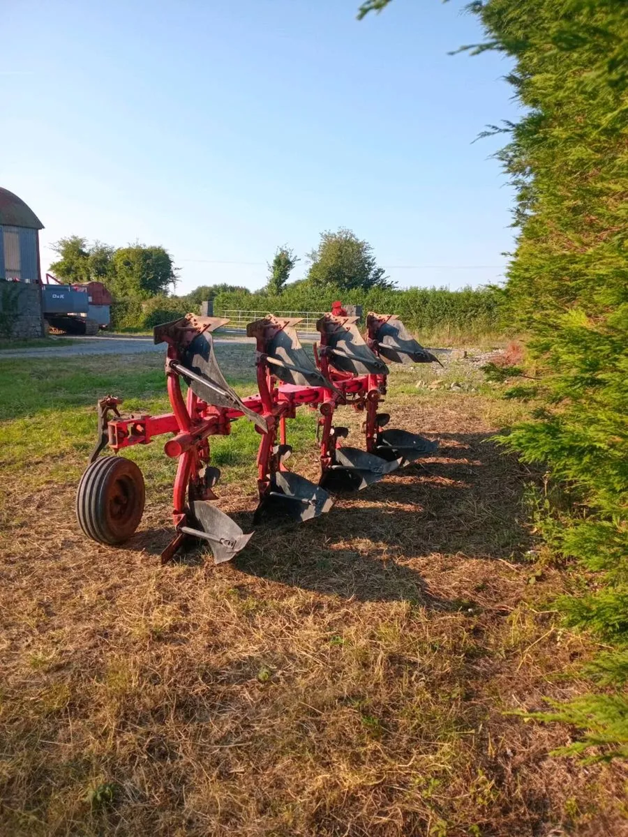 Kuhn 4 Furrow Reversible plough - Image 3