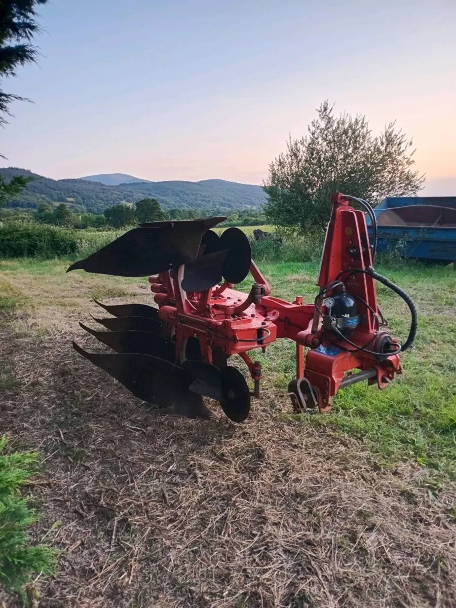 Kuhn 4 Furrow Reversible plough - Image 4