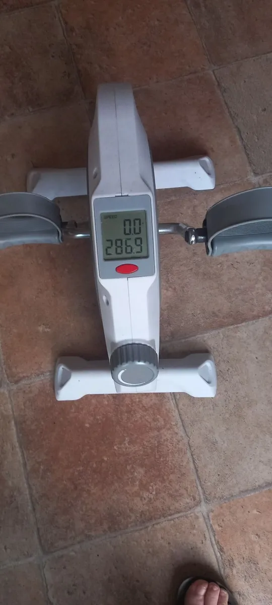 Leg exercise machine - Image 1
