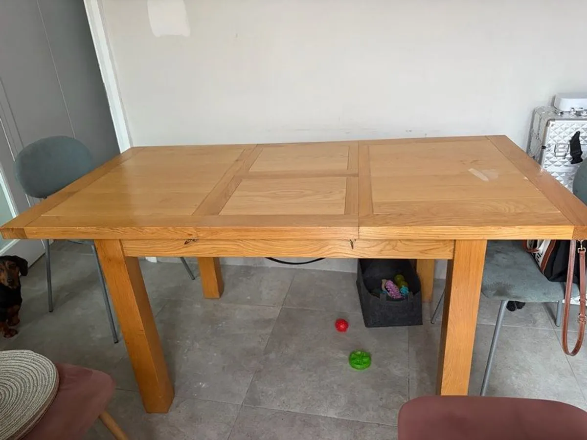 solid wood kitchen table 120cm wide 137cm when expanded 85cm wide and 76cm high - Image 1