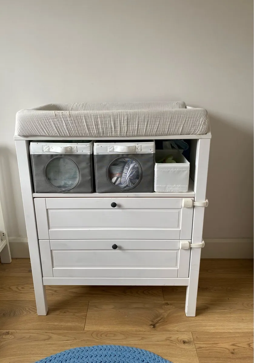 Baby change table - Image 1