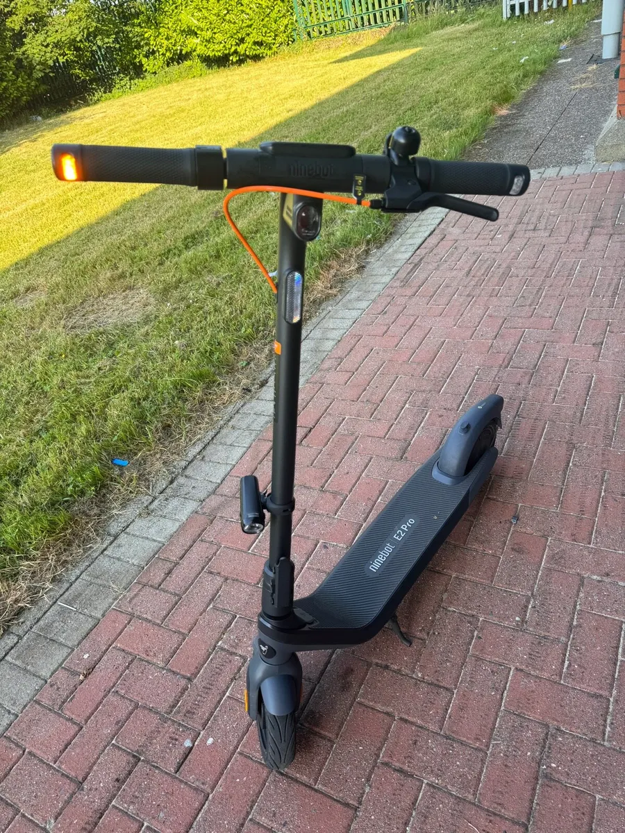 Electric Scooter - Segway Ninebot ES Pro 2 - Image 1